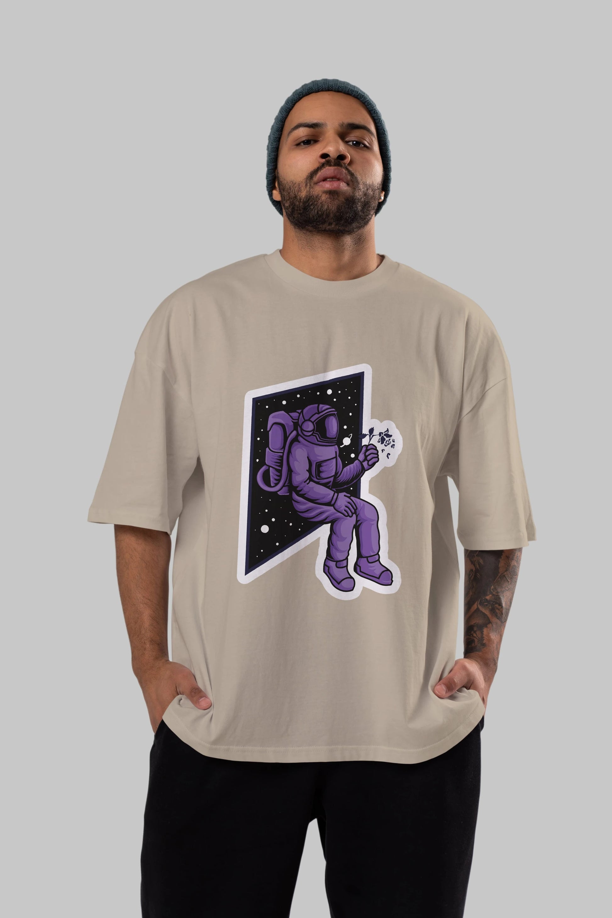 Astronaut holding black rose sticker Ön Baskılı Oversize t-shirt Erkek Kadın Unisex