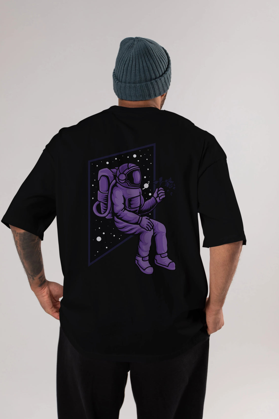 Astronaut holding black rose Arka Baskılı Oversize t-shirt Erkek Kadın Unisex